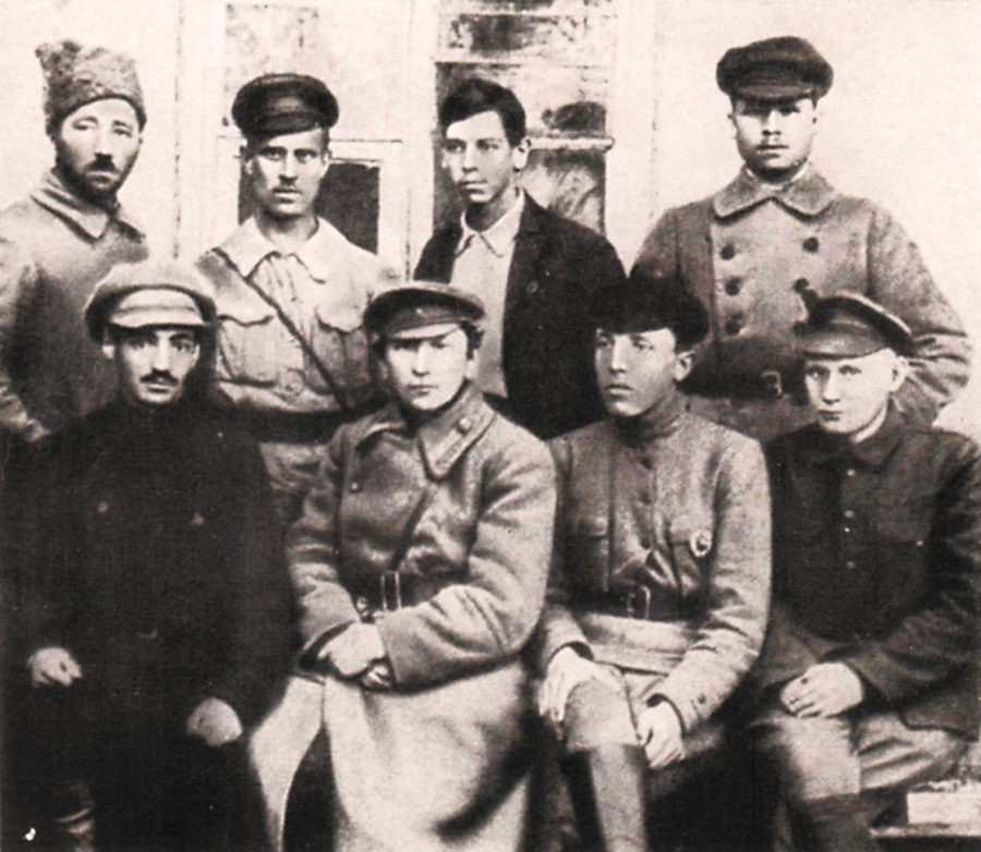 Політвідділ 5-ї армії червоних (Гашек у першому ряду  другий ліворуч). Фото надані автором